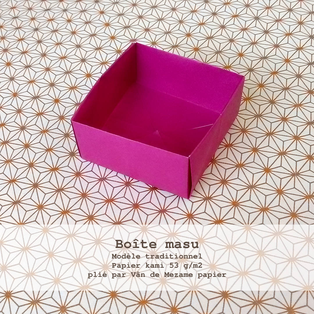 Origami traditionnel de boîte masu en papier mauve sur fond de papier japonais motif asanoha cuivre