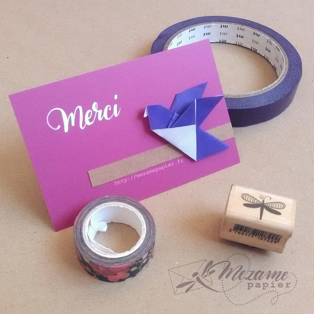 Assortiment de cartes 7 x 10 cm en papier violet et fuschia, avec un oiseau origami et le mot MERCi écrit à la main dans des tons complémentaires