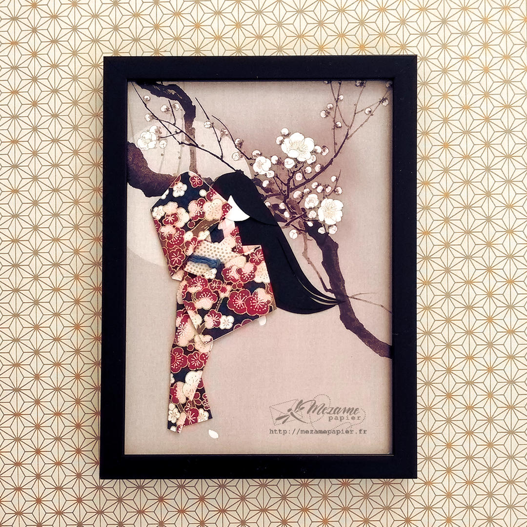 Poupée de papier en kimono dansant devant une branche de prunier en fleurs, les cheveux au vent