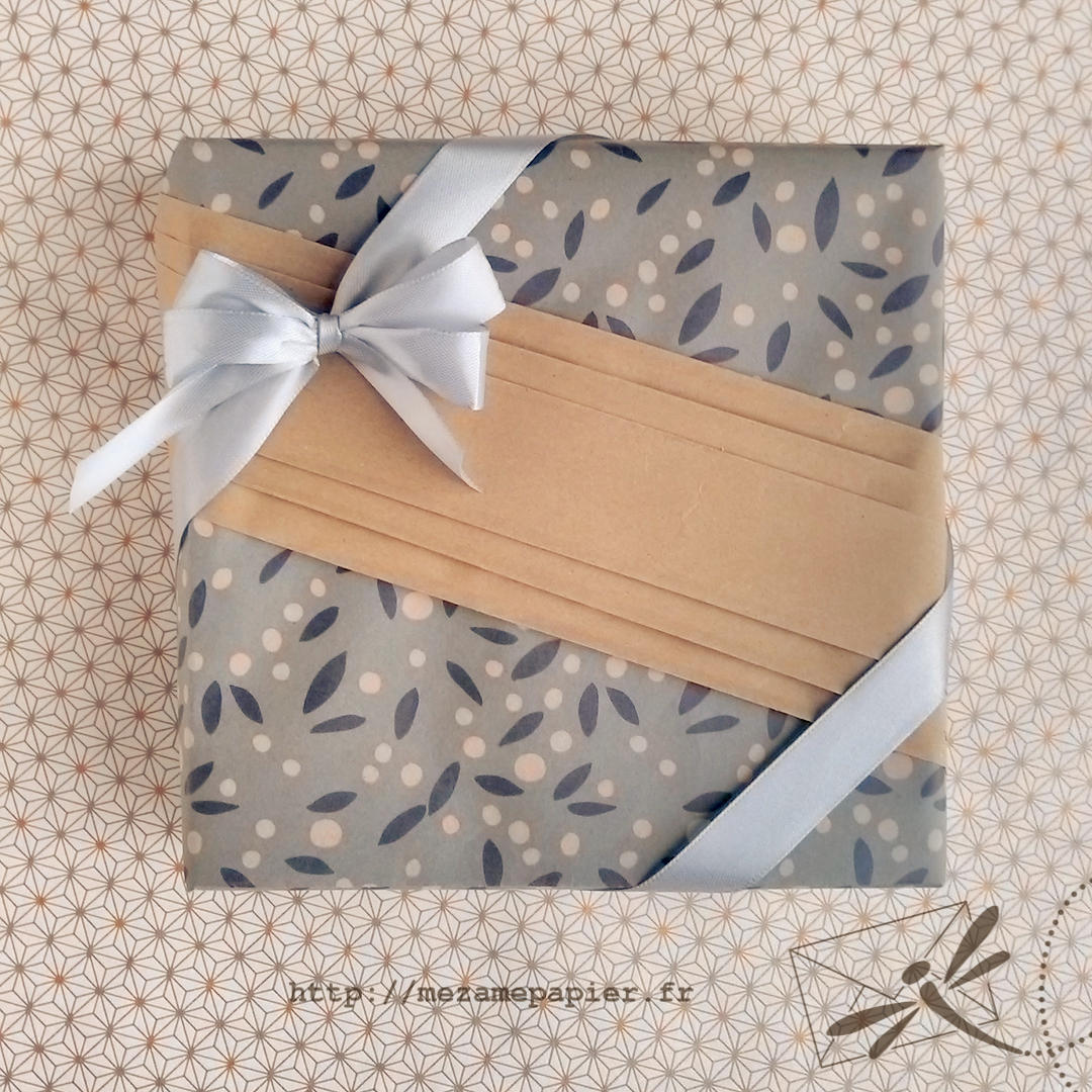 Emballage cadeau original bleu et kraft avec ruban gris à 4 brins, atelier origami à Lille