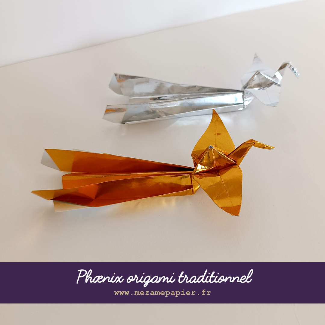 Phoenix origami traditionnels en papier métallisé or et argent sur fond blanc