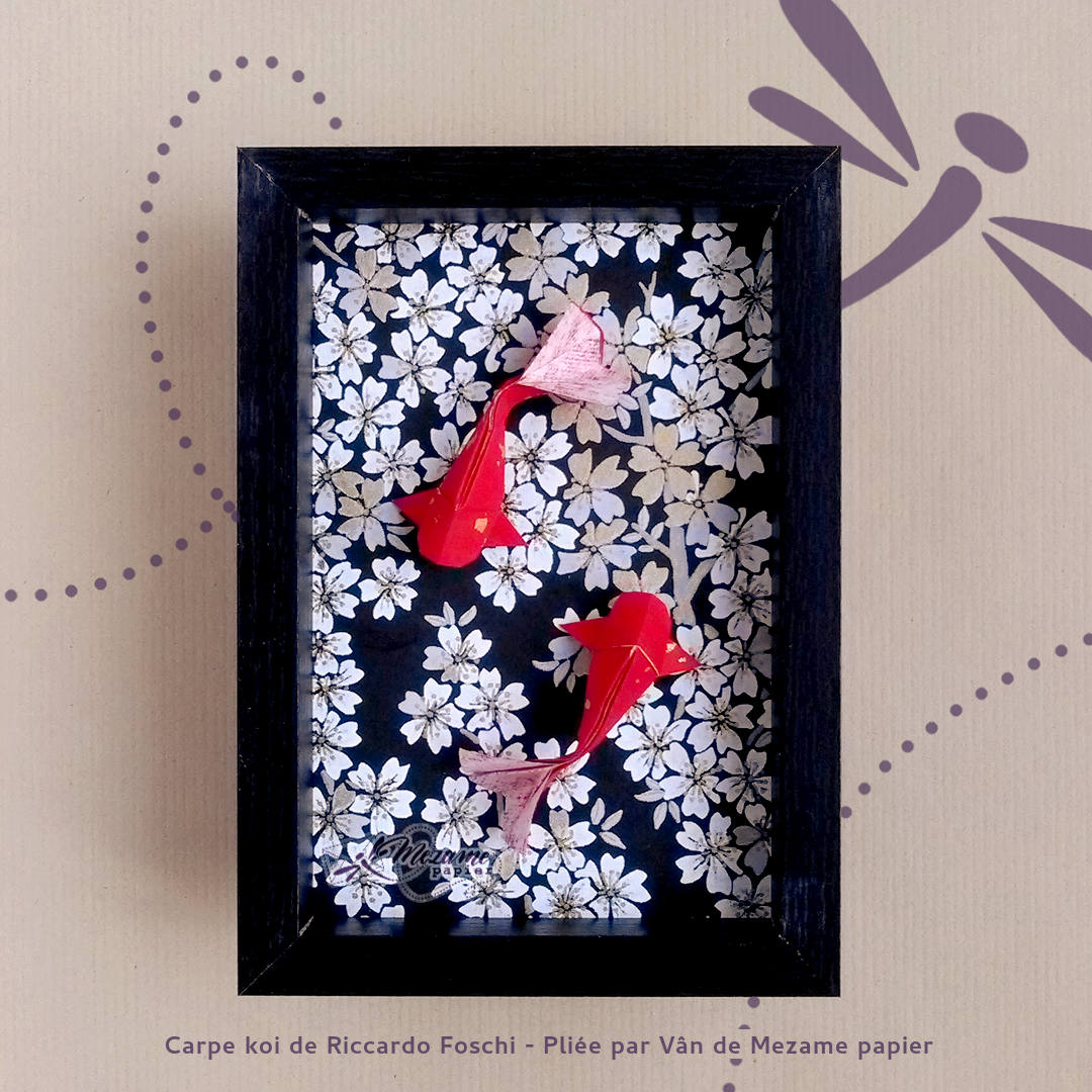 Cadre 10 par 15 cm avec rebord noir, contenant 2 carpes origami en papier xuan rouge sur fond de papier japonais yuzen chiyogami aux motifs noir et blanc de cerisier en fleurs