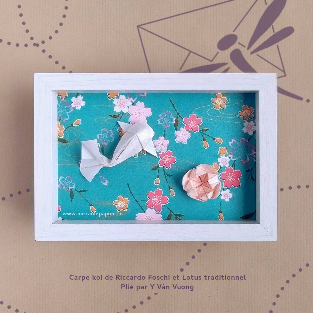 Cadre 10 par 15 cm avec rebord épais blanc, contenant un origami de carpe koi en papier gampi sur fond de papier japonais chiyogami yuzen aux motifs de carpes kohaku rouges et blanches et bassin vert d'eau