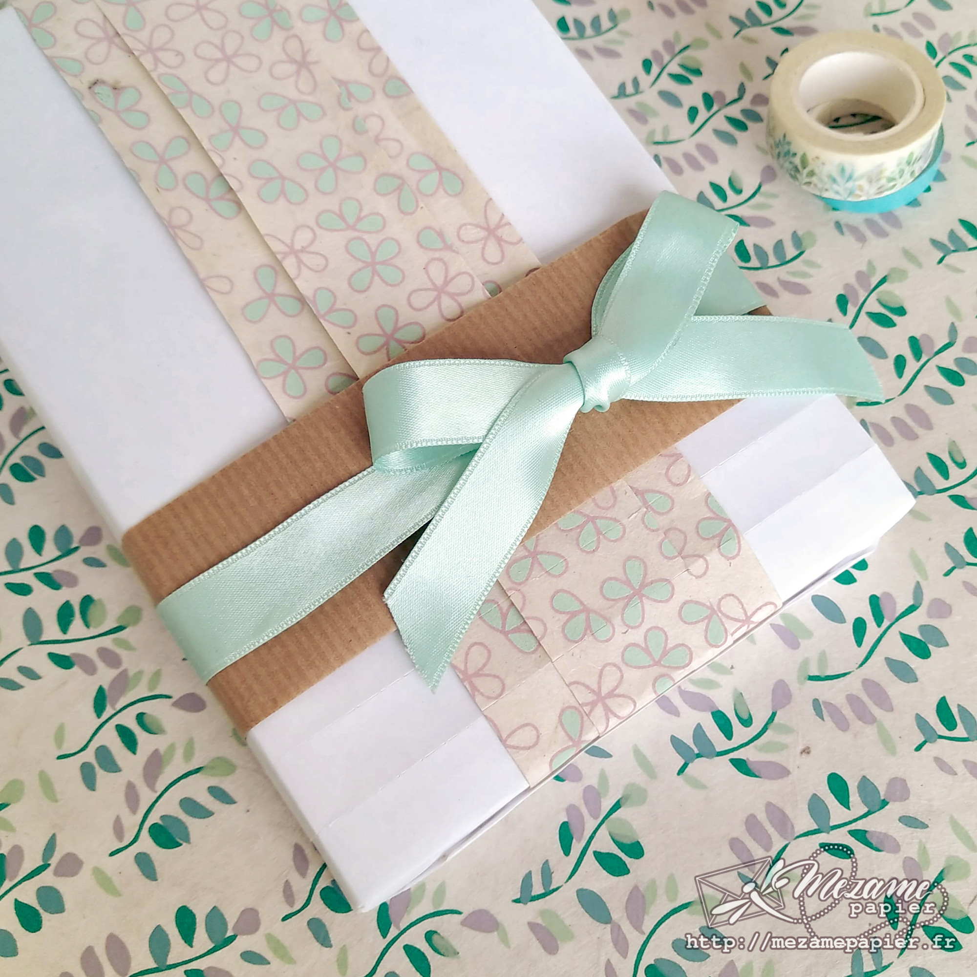 Emballage cadeau à la japonaise avec papier lokta fait main au Népal couleurs pastels