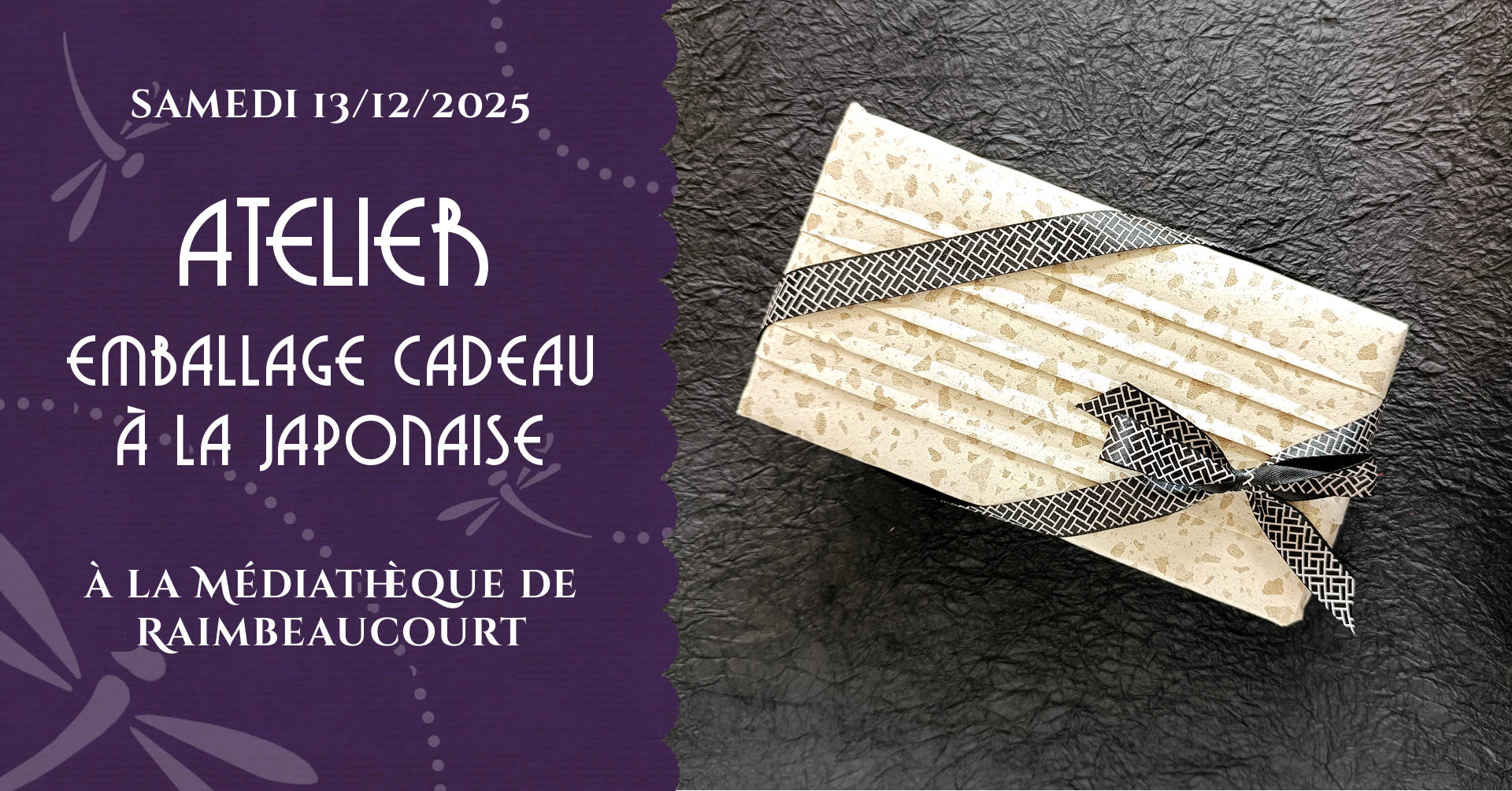 Emballage cadeau rectangulaire en papier d'herbes blanc cassé avec écailles beiges et ruban noir à motif géométrique blanc placé en biais. La boîte est posée sur un fond de papier momigami noir à l'aspect froissé.