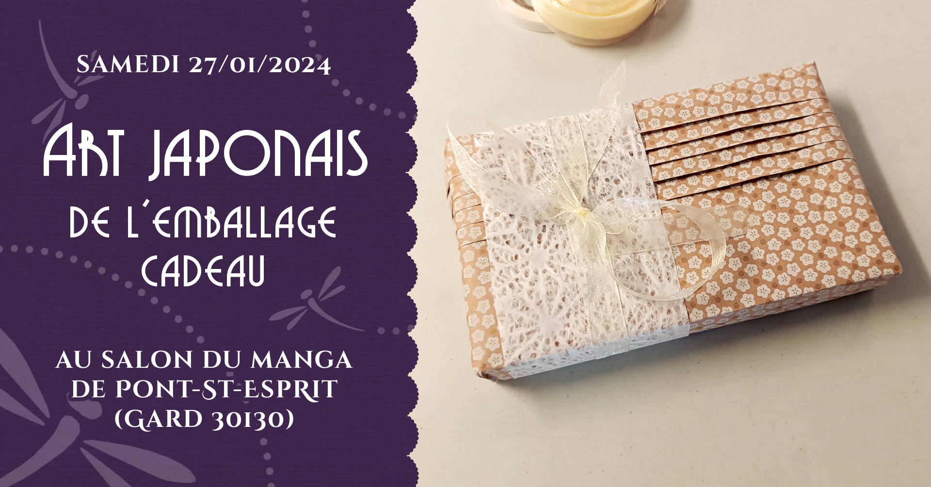 Bannière horizontale, la moitié gauche est un texte blanc sur fond violet soutenu avec les informations pratiques de l'atelier tsutsmudo à Pont-St-Esprit du 27 janvier 2024. La moitié droite est une boite rectangulaire allongée emballée dans du papier kraft uni avec un bandeau en papier japonais ajouré fait main, en technique rakusui. Le tout est noué avec un ruban large d'organza blanc.
