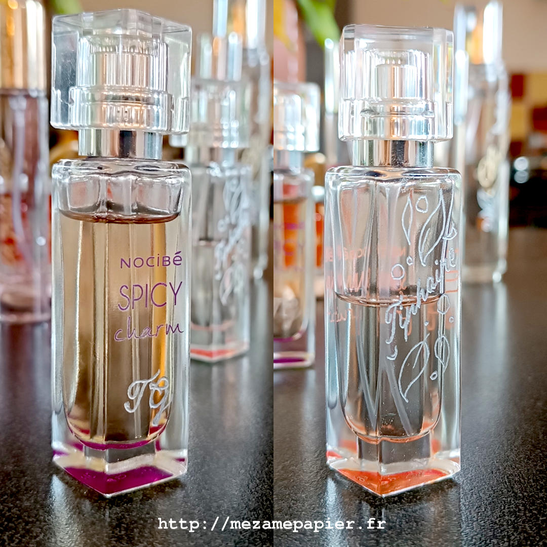 Deux mini flacons d'eau de toilette Nocibé, avec gravure personnalisée, initiales à gauche, prénom à droite, remplies de cire à graver métallique