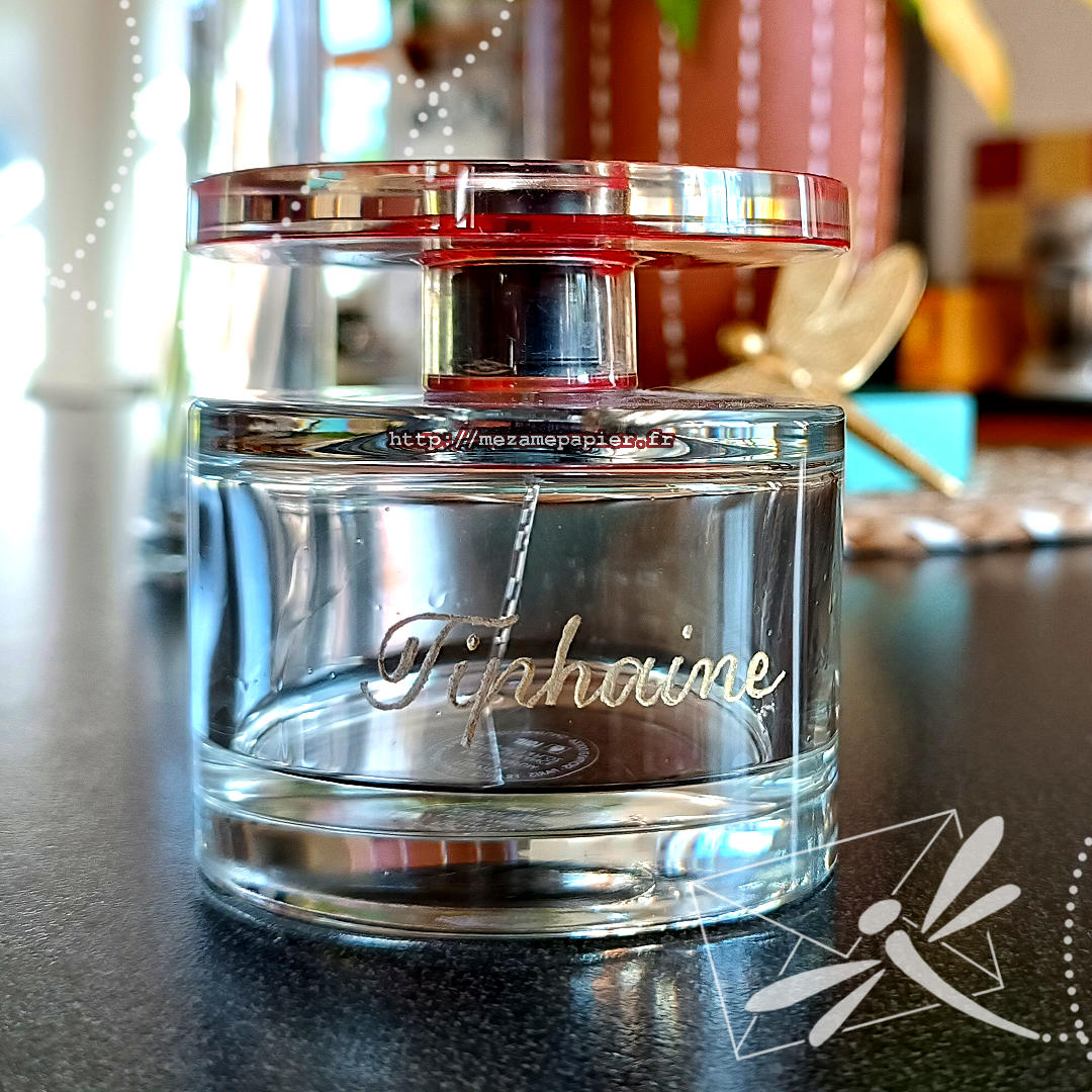 Flacon d'eau de parfum FLOWER by Kenzo avec gravure personnalisée prénom. Réalisée à titre personnel pour un membre de ma famille.
