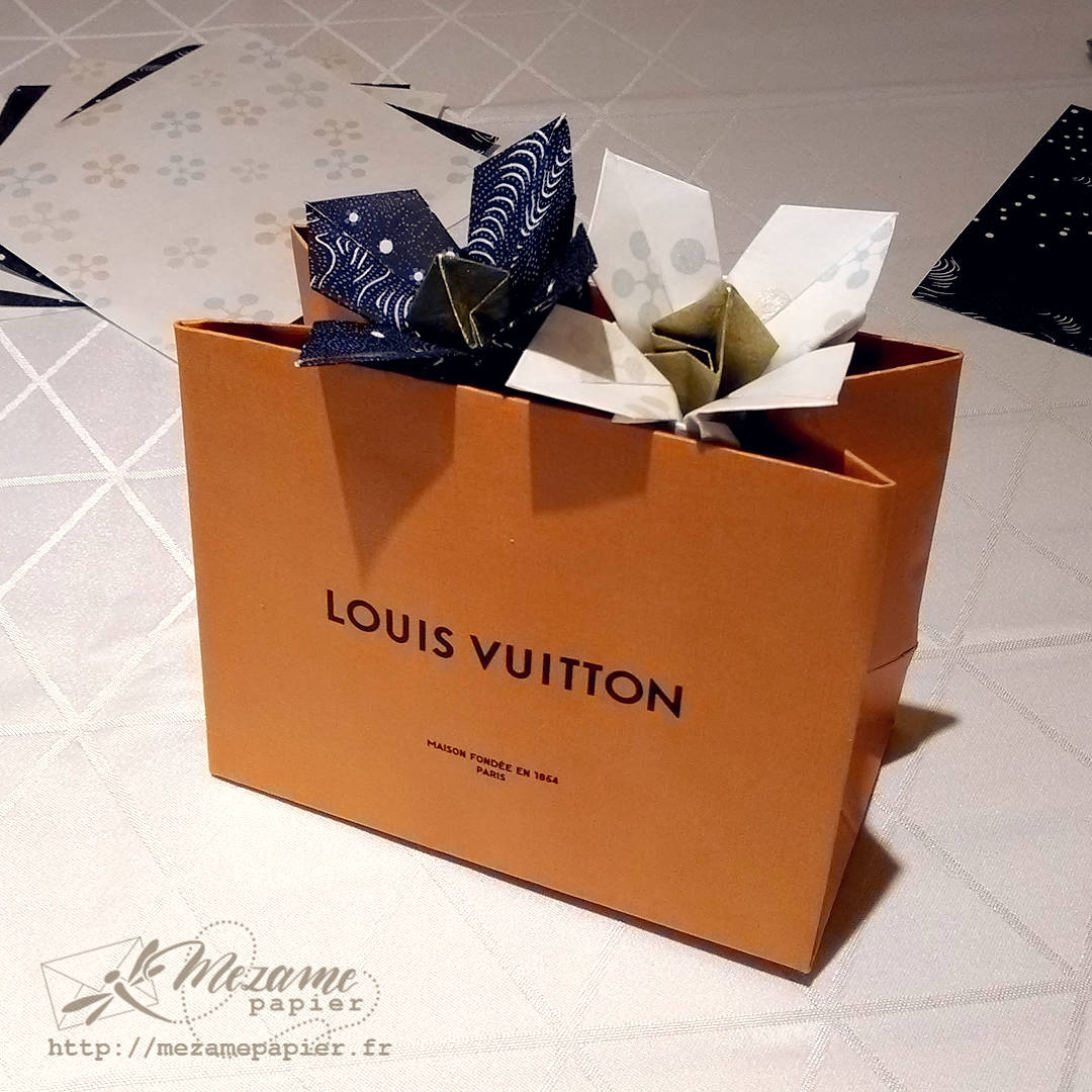 Narcisse origami, modèle traditionnel, plié par Vân de Mezame papier, papier japnais bleu nuit et sérigraphie blanche de Witchpaper