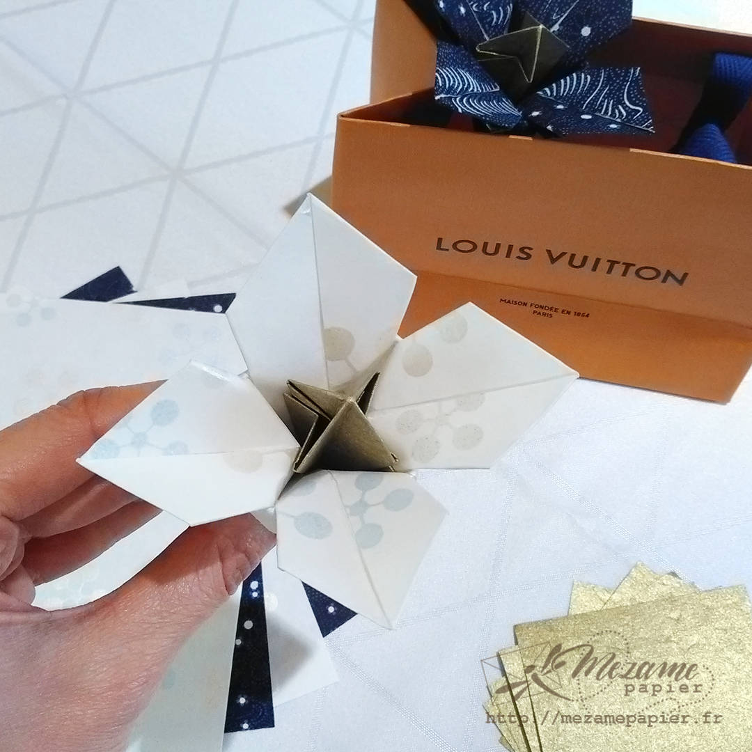 Narcisse origami, modèle traditionnel, plié par Vân de Mezame papier, papier japnais blanc nacré et papier népalais doré de Witchpaper