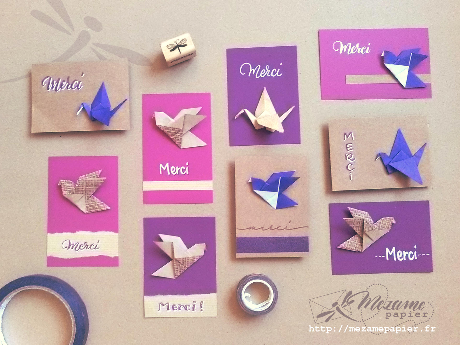 Assortiment de cartes 7 x 10 cm en papier violet et fuschia, avec un oiseau origami et le mot MERCi écrit à la main dans des tons complémentaires