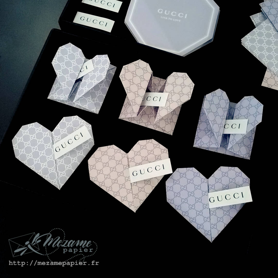 Animation origami pour une marque de luxe, cœur origami en papier Gucci rose et bleu lavande, modèles traditionnels