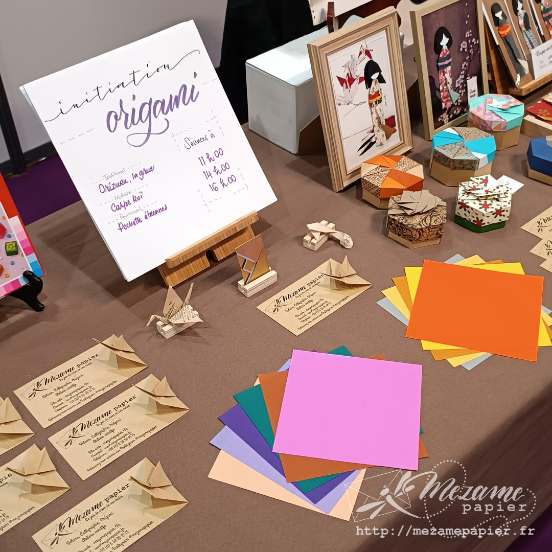 Table initiation origami avec carrés de papier colorés disposés en rosace