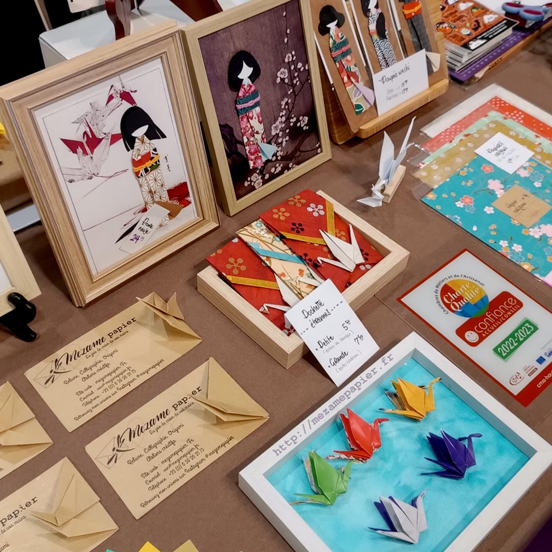 Stand Mezame papier sur salon avec kokeshi en papier plié encadrées et grues origami bicolores en papier japonais