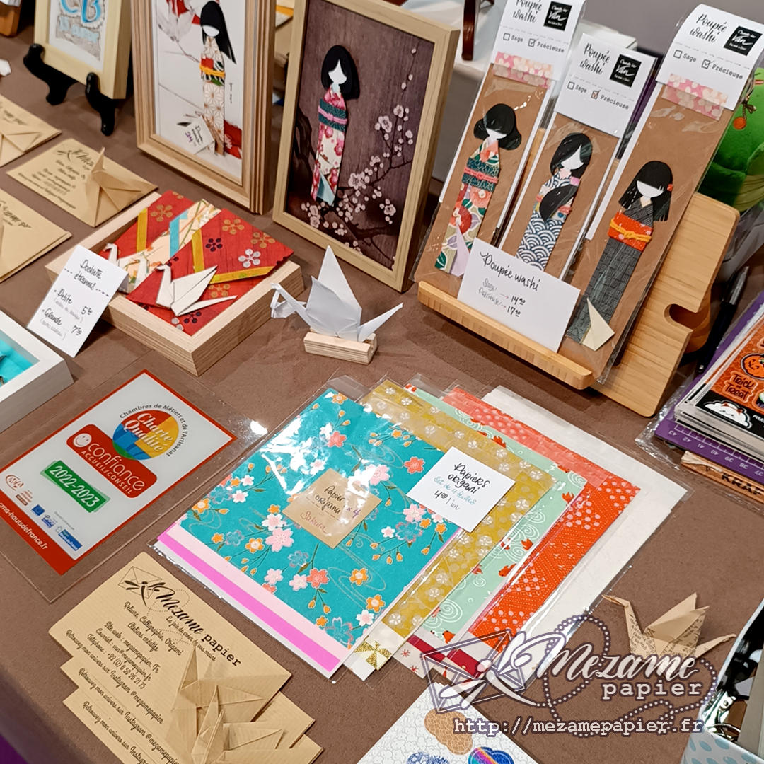Stand Mezame papier sur salon avec kokeshi en papier plié encadrées et assortiments colorés de papier japonais pour l'origami
