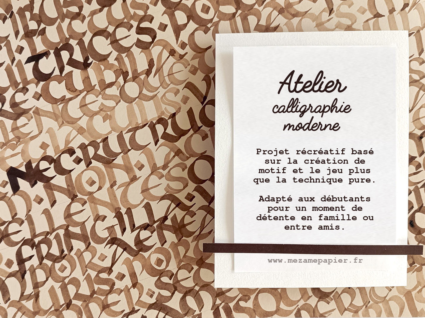 Page beige couverte de lettres calligraphiées serrées et réalisées au pinceau large avec de l'encre brune de différentes densités. Sur la droite, un panneau blanc avec une citation manuscrite couvre partiellement le motif.
