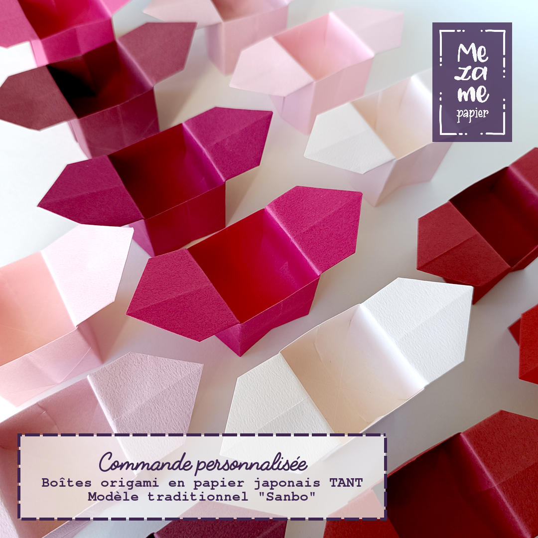 Boîtes origami en grand nombre sur fond blanc. Modèle traditionnel Sanbo de base  carrée avec 2 ailettes latérales triangulaires courtes. Origami pliés en papier japonais TANT en camaïeu de rouges froids, le rendu est mat et légèrement texturé.