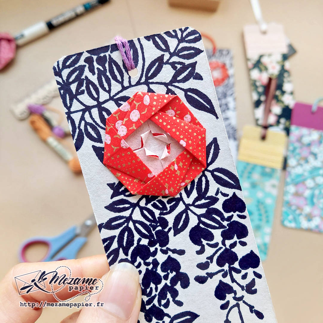 Marque-page en papier japonais au motif de glycine indigo sur fond blanc avec calélia en origami couleur rouge orangé