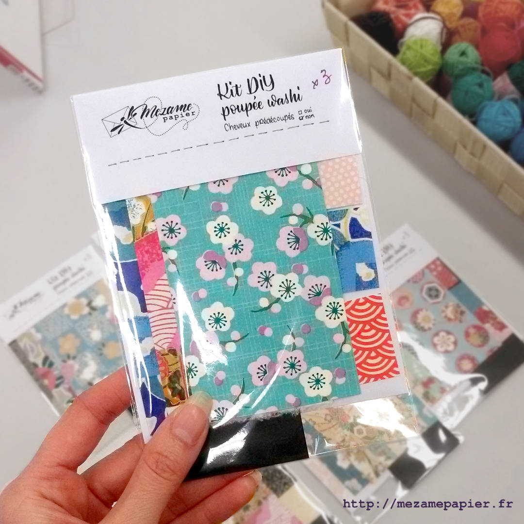 Petit sachet plastique contenant le nécessaire pour réaliser 3 poupées en kimono de papier avec des motifs floraux printaniers