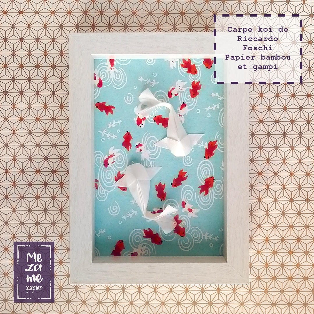 Cadre 10 par 15 cm avec rebord blanc, contenant 2 carpes origami en papier gampi et bambou blanc sur fond de papier japonais yuzen chiyogami de couleur turquoise