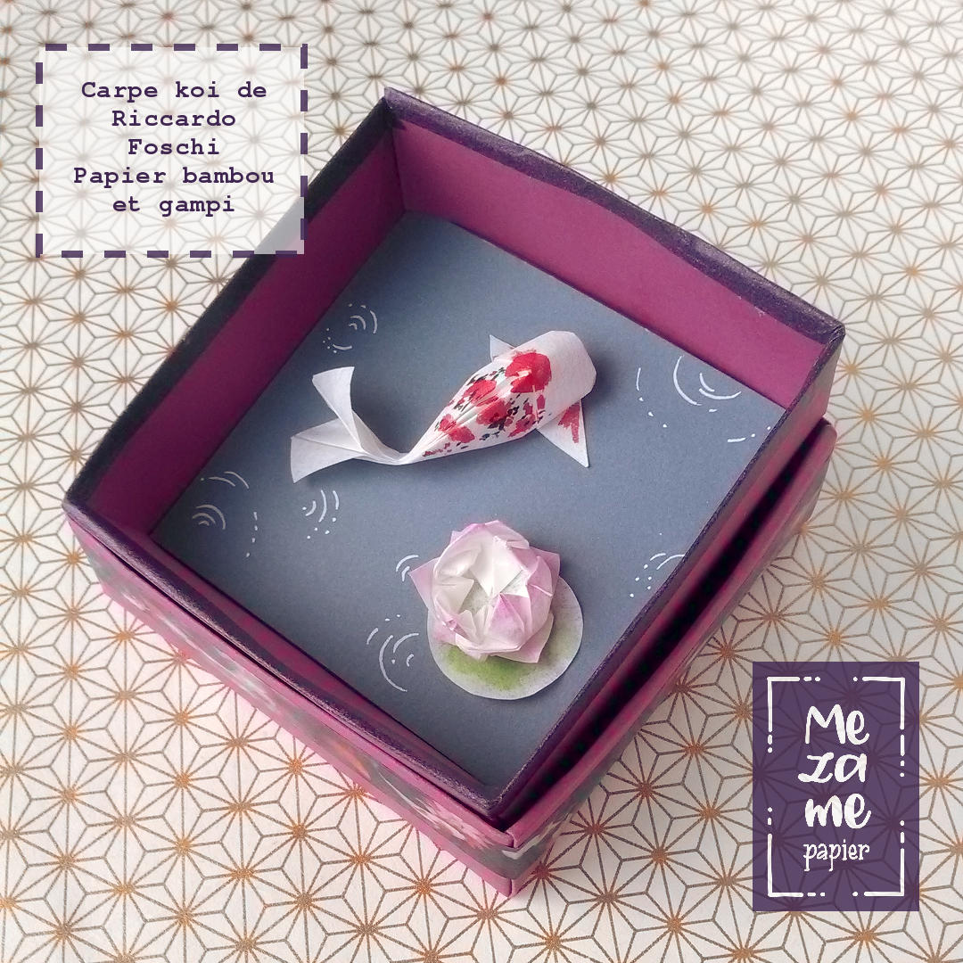 Boîte origami en papier prune contenant une scène du Japon en papier : carpe koi de Riccardo Foschi et Lotus traditionnel en papier bambou et gampi