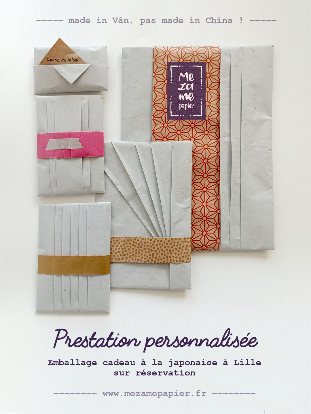 5 emballages cadeaux à la japonais de tailles diverses, posés à plat sur un fond blanc. La base est du papier de soie de couleur grise comportant des plis décioratifs parallèles ou en éventail. Des accents en papier kraft brun à motifs ceinturent les pochette dans un intéressant contraste.