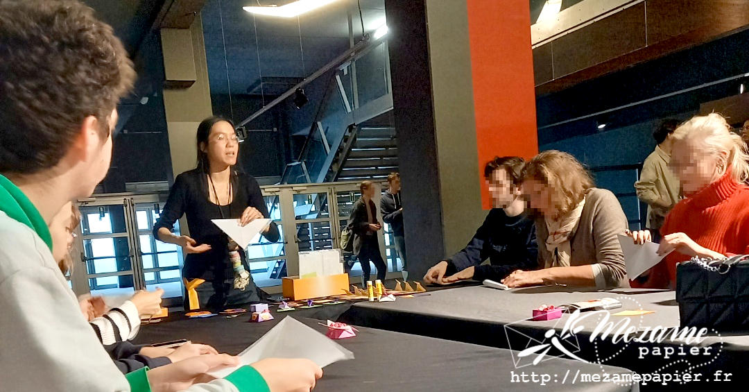 3 pliages origami en papier imprimé vieilli sur fond blanc : grue traditionnelle, noshi bukuro et carpe koï de Riccardo Foschi